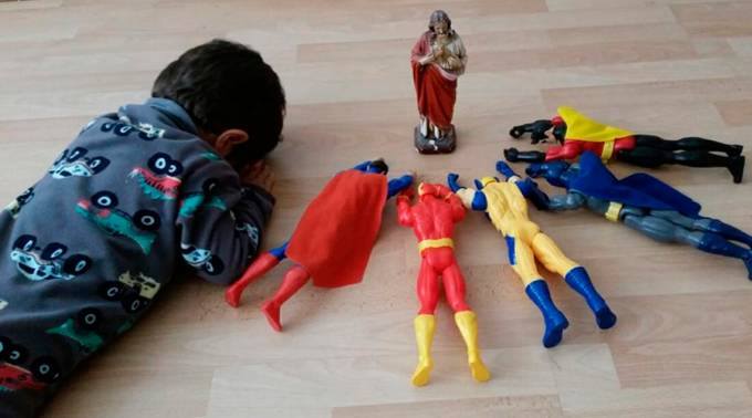 “Jesús se hizo niño confiando más en la “lógica de Amor” de su Padre, que en la “lógica de poder” de las autoridades.”